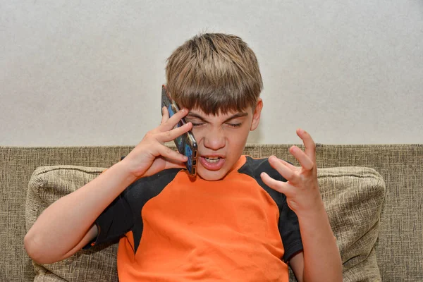 Ein Junge Mit Wut Und Unzufriedenheit Telefoniert Und Fuchtelt Mit — Stockfoto