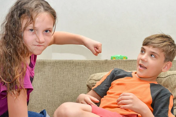 Malvada Cruel Hermana Mayor Balancea Puño Contra Hermano Menor Para — Foto de Stock