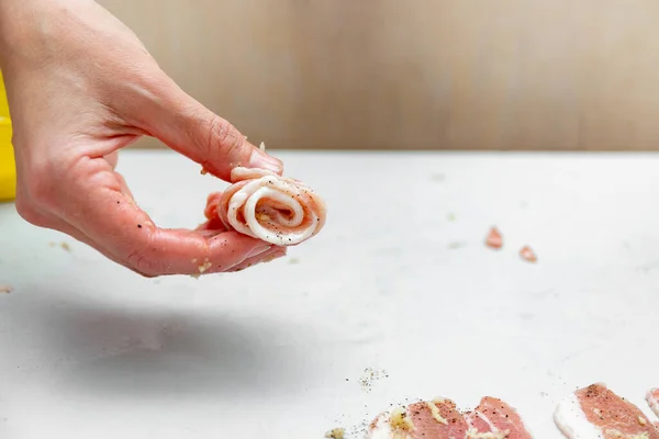 Mujer Anfitriona Rollos Tocino Rodajas Finas Rollo Para Cocinar Freír — Foto de Stock