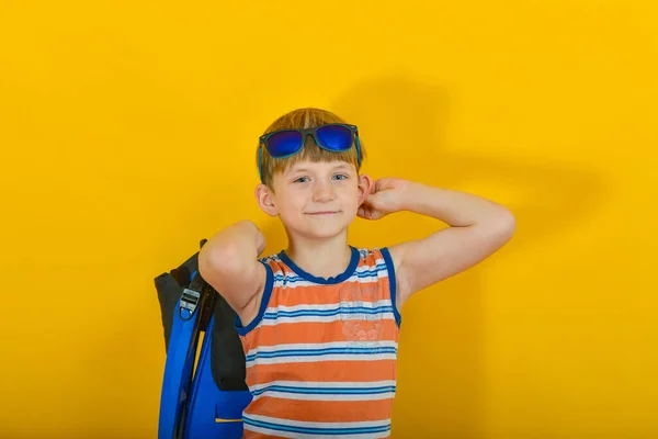 Ein Junge Mit Brille Und Flossen Bereitet Sich Auf Die — Stockfoto