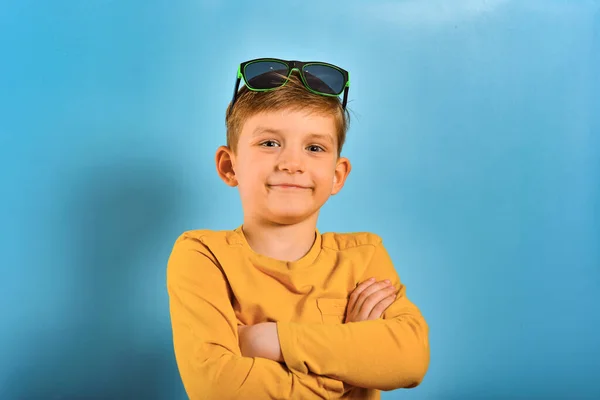 Pojke Glasögon Och Med Ett Leende Står Blå Bakgrund Och — Stockfoto