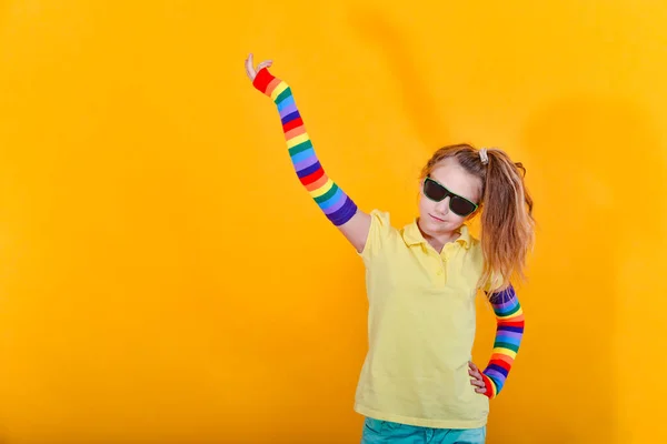 Fille Mode Dans Des Lunettes Étendu Main Vers Haut — Photo