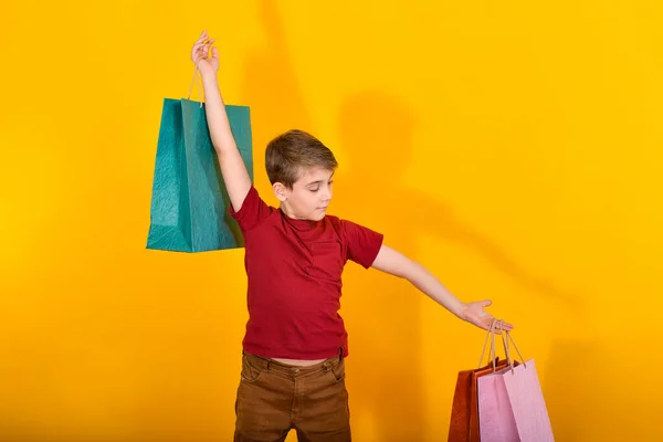 Chico Con Una Cara Feliz Está Pie Después Comprar Productos —  Fotos de Stock