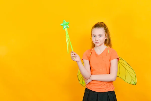 Une Fille Avec Des Ailes Une Baguette Magique Tient Sur — Photo