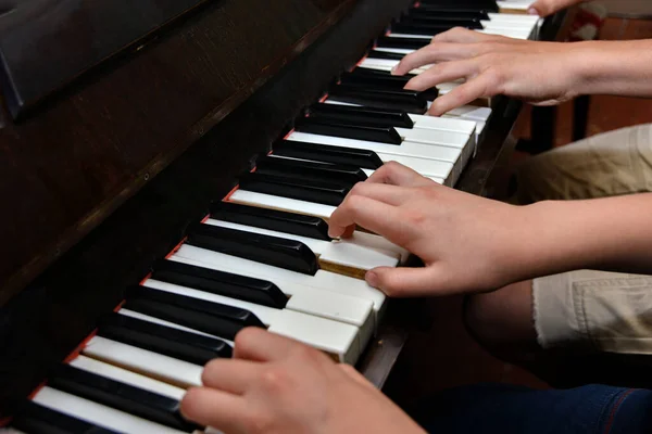 Testvérek Négy Kézzel Zongoráznak Gyerekek Megtanulják Zene Művészetét — Stock Fotó
