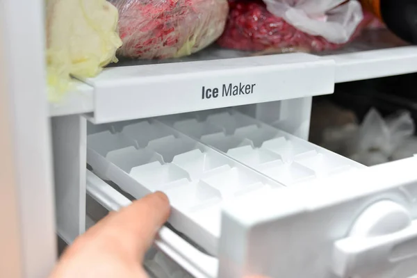 Bandeja Hielo Congelador Hombre Saca Cubitos Hielo Para Refrescar Las — Foto de Stock