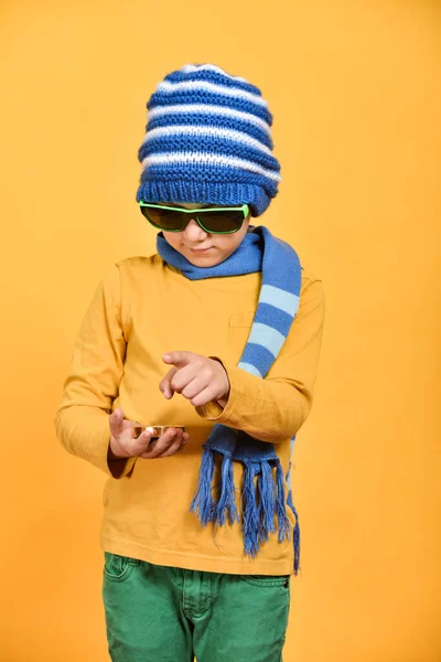 Şapkalı Atkılı Bir Çocuk Kaybolmamak Için Pusulaya Bakar — Stok fotoğraf