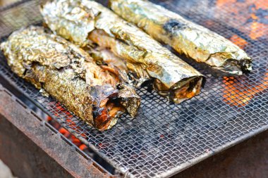 Folyoda pişmiş balık ızgarada, ateşte, barbeküde yatıyor.