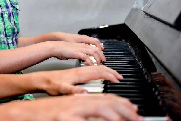 Testvérek Négy Kézzel Zongoráznak Gyerekek Megtanulják Zene Művészetét — Stock Fotó