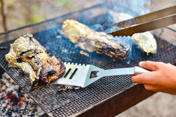 Cocinero Fríe Pescado Red Vuelta Fuego Fin Semana Barbacoa Aire —  Fotos de Stock