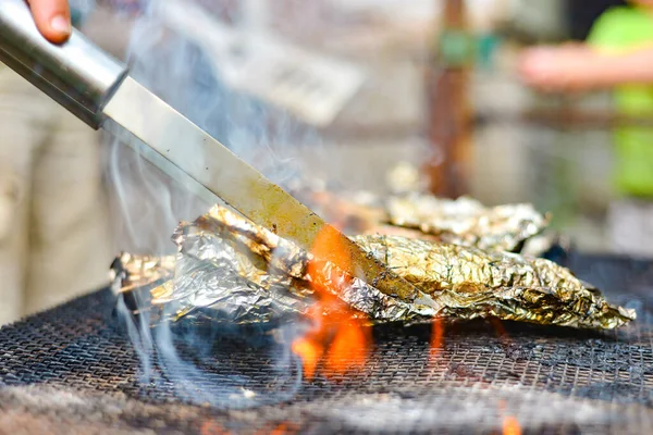Запечённая Рыба Фольге Гриле Над Камином Приготовление Пищи Пикника Огонь — стоковое фото