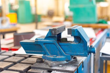 Çilingir Ahlaksızlığı ekipman onarımı için bir atölyede.