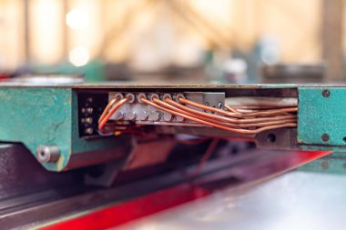 Makine aletlerinin harici hidrolik sistemi. Basınçlı yağ tedariği için bakır borular.