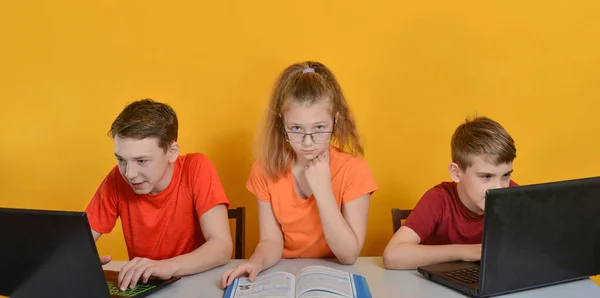 Dzieci Uczą Się Domu Dwóch Chłopców Siedzi Przy Laptopie Dziewczyna — Zdjęcie stockowe