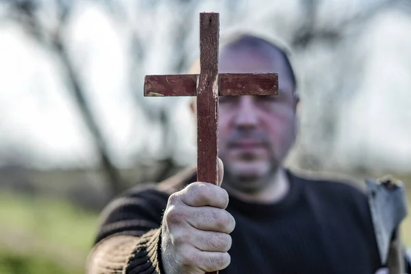 Homem Tem Uma Cruz Cristã Madeira Sua Frente Machado Outra — Fotografia de Stock