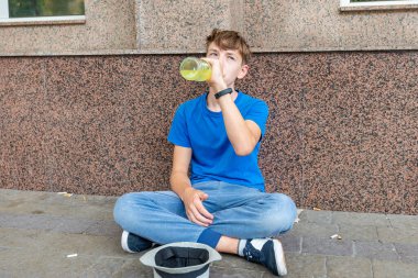 Sokaktaki bir genç bira içer ve para ister. Çocuk karton kağıda oturmuş ve etrafta sigara izmaritleri var diye yalvarıyor. Çocuk alkolizminin sosyal sorunları