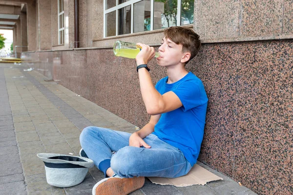 Adolescente Rua Bebe Cerveja Pede Dinheiro Menino Senta Papel Papelão — Fotografia de Stock