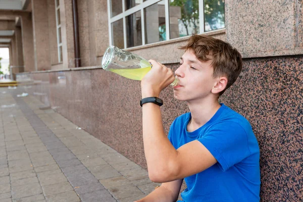 Adolescente Bebe Cerveja Sentado Rua Conceito Dependência Alcoólica Primeira Infância — Fotografia de Stock