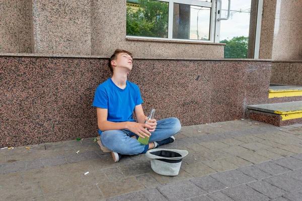 Adolescente Bêbado Com Álcool Suas Mãos Sonolento — Fotografia de Stock