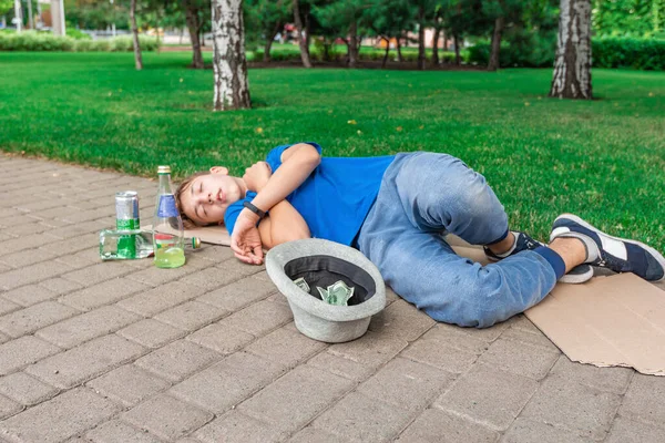 Mendigo Adolescente Bêbado Está Dormindo Rua Garrafas Álcool Nas Proximidades — Fotografia de Stock