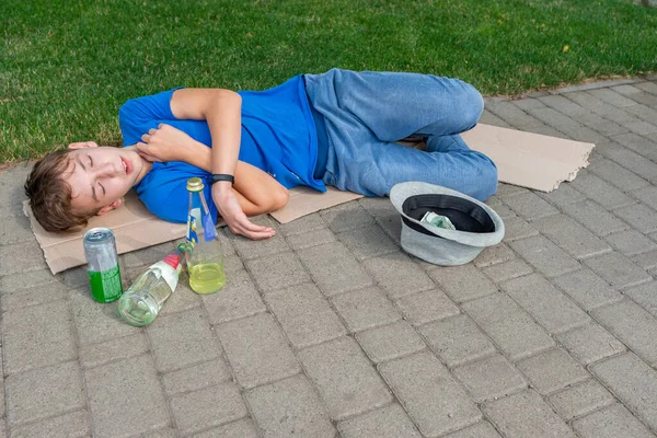 Ένας Μεθυσμένος Άστεγος Ζητιάνος Κοιμάται Στο Δρόμο Υπάρχουν Μπουκάλια Αλκοόλ — Φωτογραφία Αρχείου