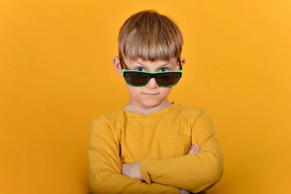 Siyah Yeşil Gözlüklü Bir Çocuk Kameraya Bakıyor — Stok fotoğraf