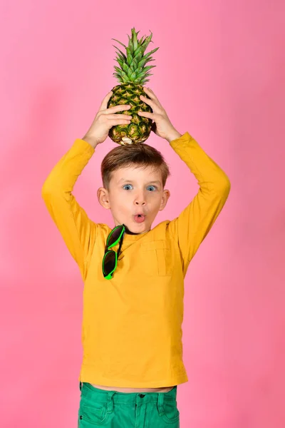 Chlapec Slunečních Brýlích Drží Pravé Ruce Ananas — Stock fotografie