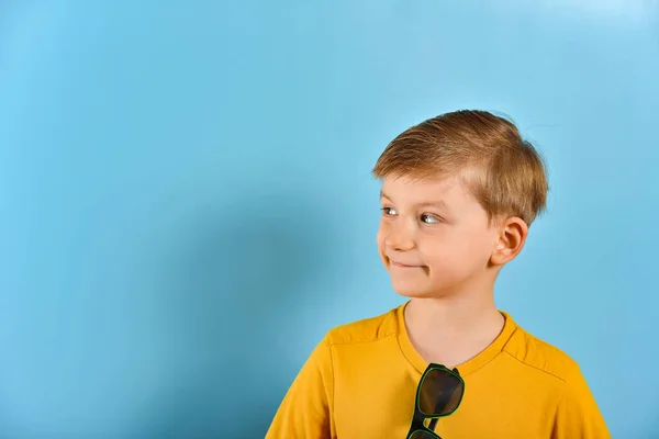 Menino Com Rosto Expressivo Olha Para Lado — Fotografia de Stock