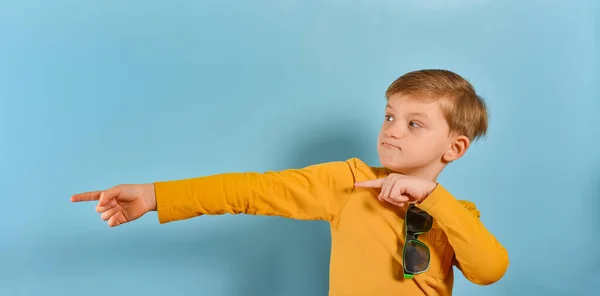 Pojken Med Glasögon Sträckte Ett Finger Båda Händerna Sidan — Stockfoto