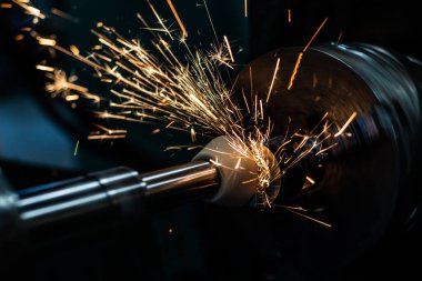 Yüksek hassasiyetli üretimde aşındırıcı bir taşla parçanın mekanik olarak öğütülmesi