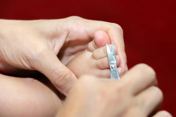 Mamá Corta Las Uñas Los Pies Del Bebé Con Pequeñas — Foto de Stock