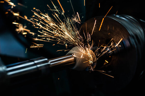 Mechanical grinding of a part with an abrasive stone in high-precision production