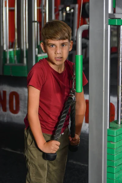 Chlapec Teenager Provádí Triceps Cvičení Simulátoru Tělocvičně Zdravotní Péče Dětství — Stock fotografie