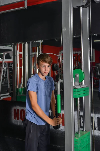 Chlapec Teenager Provádí Triceps Cvičení Simulátoru Tělocvičně Zdravotní Péče Dětství — Stock fotografie
