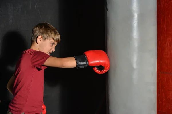 Dospívající Chlapec Hněvivě Udeří Sportovní Tašku Tělocvičně — Stock fotografie