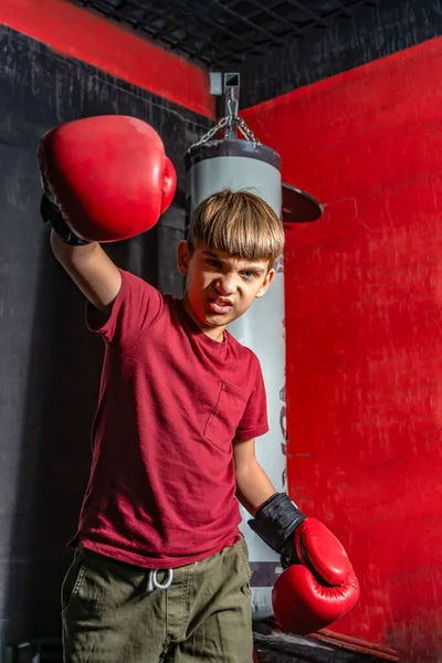 Mladý Chlapec Boxerských Rukavicích Hněvivě Máchá Pěstí Aby Dostal Ránu — Stock fotografie