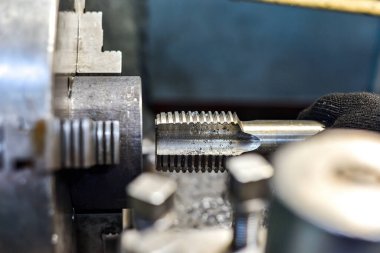 Torna tezgahına hafifçe vurmak, musluk, kuyruk deliğinden baskı uygulayarak deliği keser.