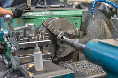 Torna tezgahına hafifçe vurmak, musluk, kuyruk deliğinden baskı uygulayarak deliği keser.