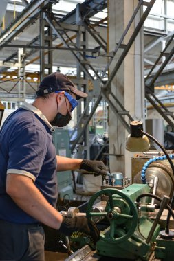 Koruyucu antiviral maske takan çalışan bir çevreci karantina koşulları altında çalışır.