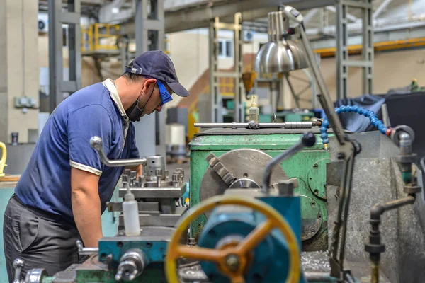 Turner Trabajo Con Una Máscara Antiviral Protectora Torno Taller Operador —  Fotos de Stock