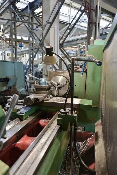 ワークショップの機械製造工場の機械旋盤 — ストック写真