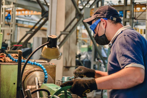 Een Werkende Draaier Met Een Beschermend Antiviraal Masker Werkt Onder — Stockfoto