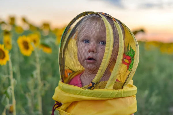 Zaskoczona Dziewczynka Masce Pszczelarza Tle Pola Słonecznikami Koncepcja Pszczelarstwa — Zdjęcie stockowe