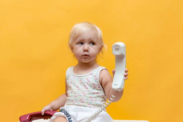 Petit Enfant Joue Avec Vieux Téléphone Fil — Photo