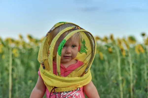 Sorprendida Niña Con Una Máscara Apicultor Fondo Campo Con Girasoles — Foto de Stock