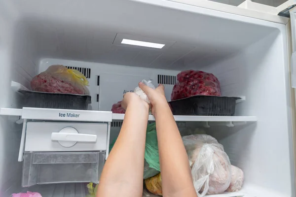 냉동고에서 식품을 꺼내는 — 스톡 사진