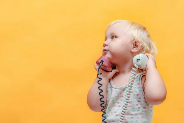 Une Petite Fille Tient Dans Ses Mains Tube Téléphone Câblé — Photo