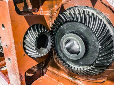 Atölyede parçalanmış vites kutusu imalatı