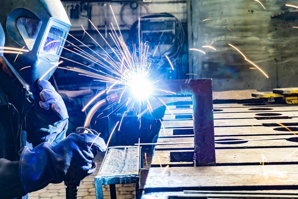 Ein Elektro Und Gasschweißer Einer Elektromechanischen Werkstatt Schweißt Eine Metallkonstruktion — Stockfoto