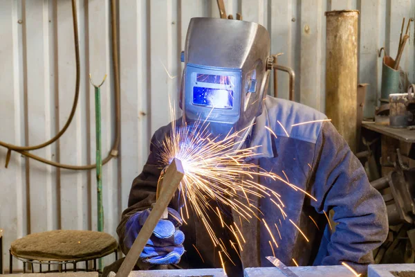 Een Elektrische Gaslasser Een Elektromechanische Werkplaats Lassen Een Metalen Structuur — Stockfoto